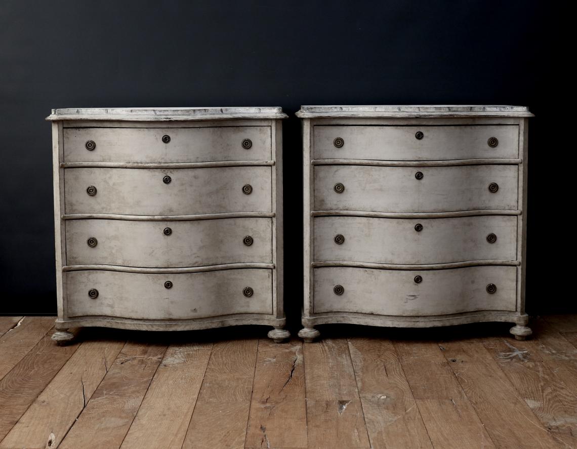 Stunning Pair of Serpentine-Fronted Gustavian Commodes